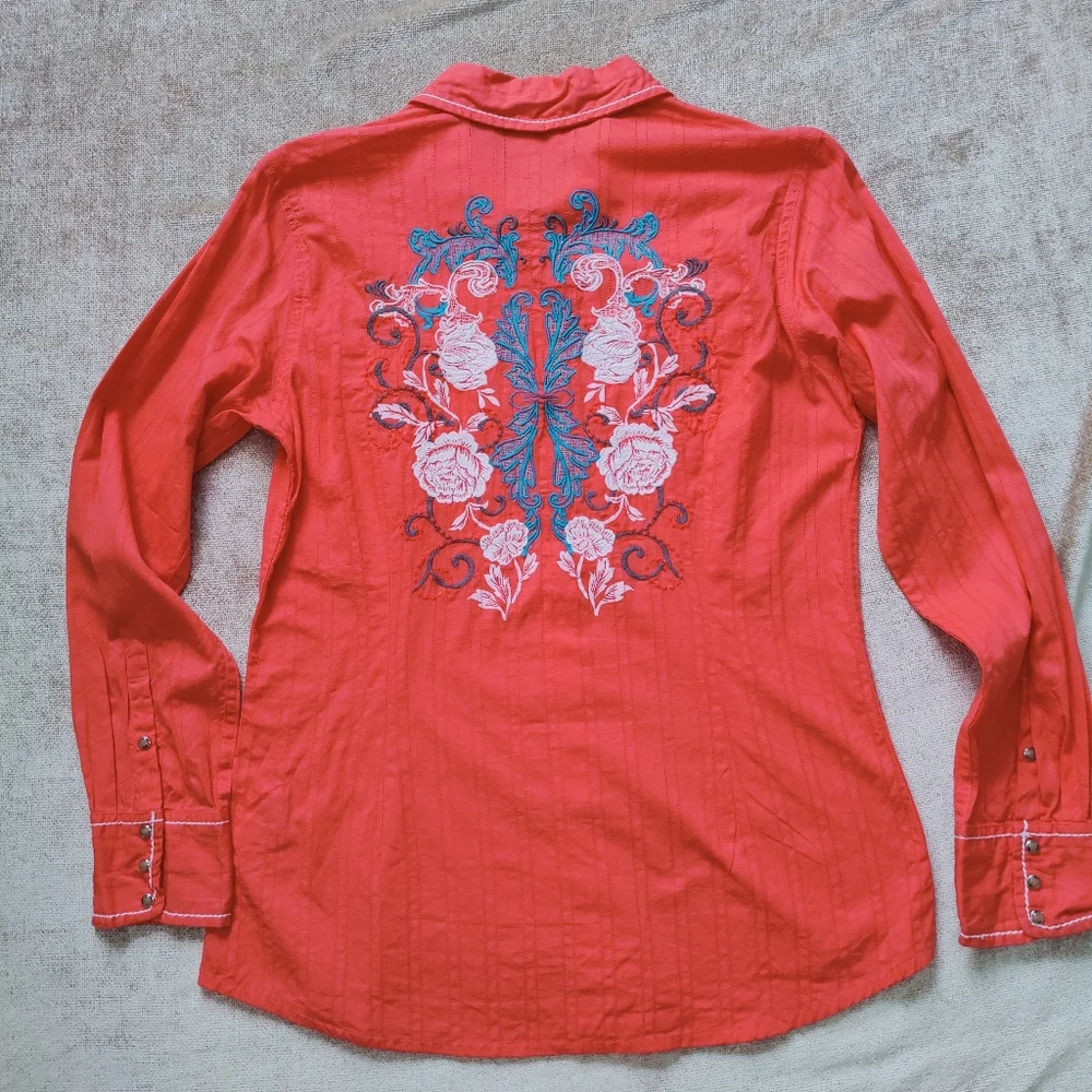 Ariat fitted button down shirt with back embroidery - Size M - Picture 11 of 11